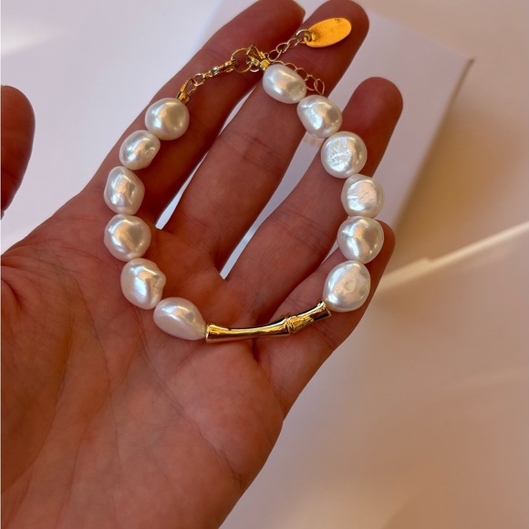 2 Elegant Pearl Bracelet with Gold Accents - Picture 6 of 7